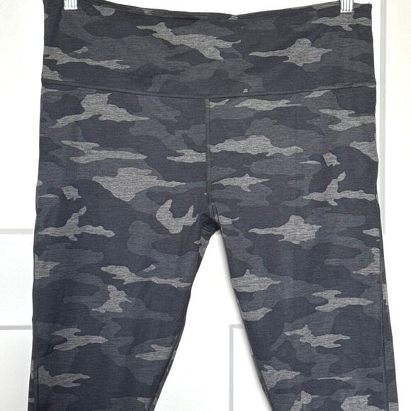 Athleta Ultimate Camo 7/8 Tight Size XL Black/Gray Activewear Leggings - Picture 3 of 9